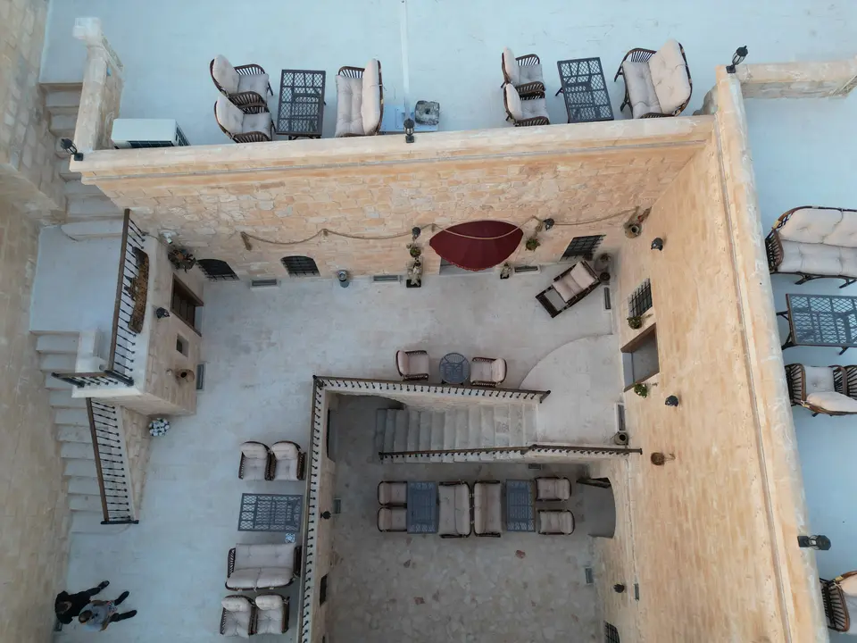 Veduta aerea della terrazza e della corte della dimora